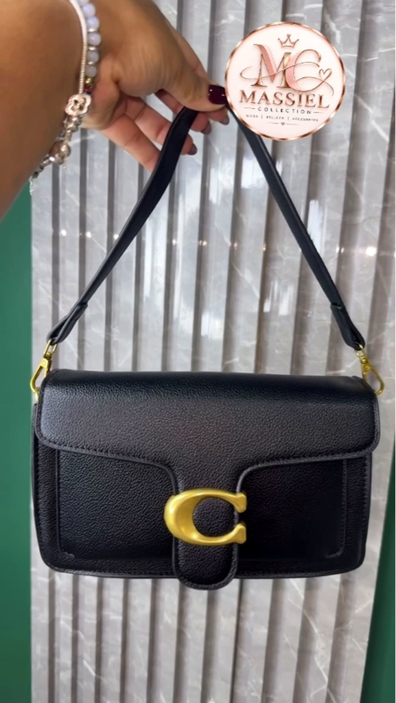 🖤✨ ELEGANCIA QUE ENAMORA ✨👜  Un diseño sofisticado, detalles dorados y el toque perfecto para elevar cualquier look. 💫🤎  Haz que cada detalle hable de tu estilo. ✨  🛍️ Disponible en Massiel Collection 🎀  📩 Escríbenos para ordenar la tuya.