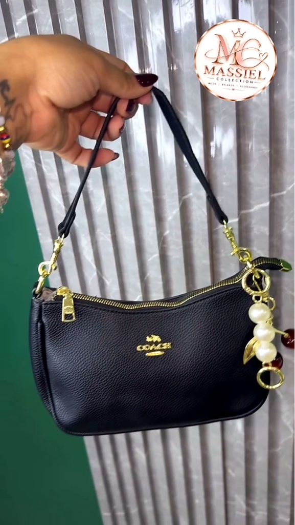 🖤✨ ELEGANCIA EN CADA DETALLE ✨👜  Una cartera Coach con un diseño clásico, detalles dorados y un estilo perfecto para complementar tus outfits favoritos. 💫  🎀 Disponible en Massiel Collection  📩 Escríbenos para consultar disponibilidad y ordenar la tuya. 💕