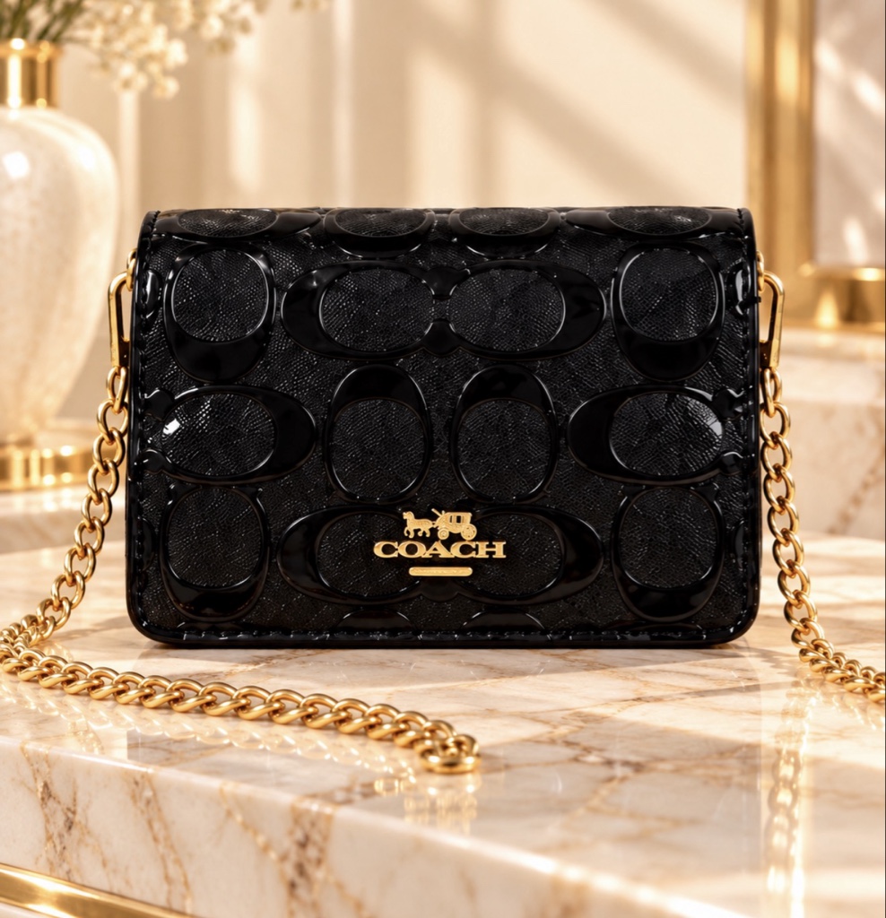 🖤✨ ELEGANCIA EN CADA DETALLE ✨🖤  Una cartera sofisticada, con detalles dorados y un diseño que roba miradas. 👜💫  🛍️ Disponible en Massiel Collection 🎀  📩 Escríbenos para ordenar la tuya.