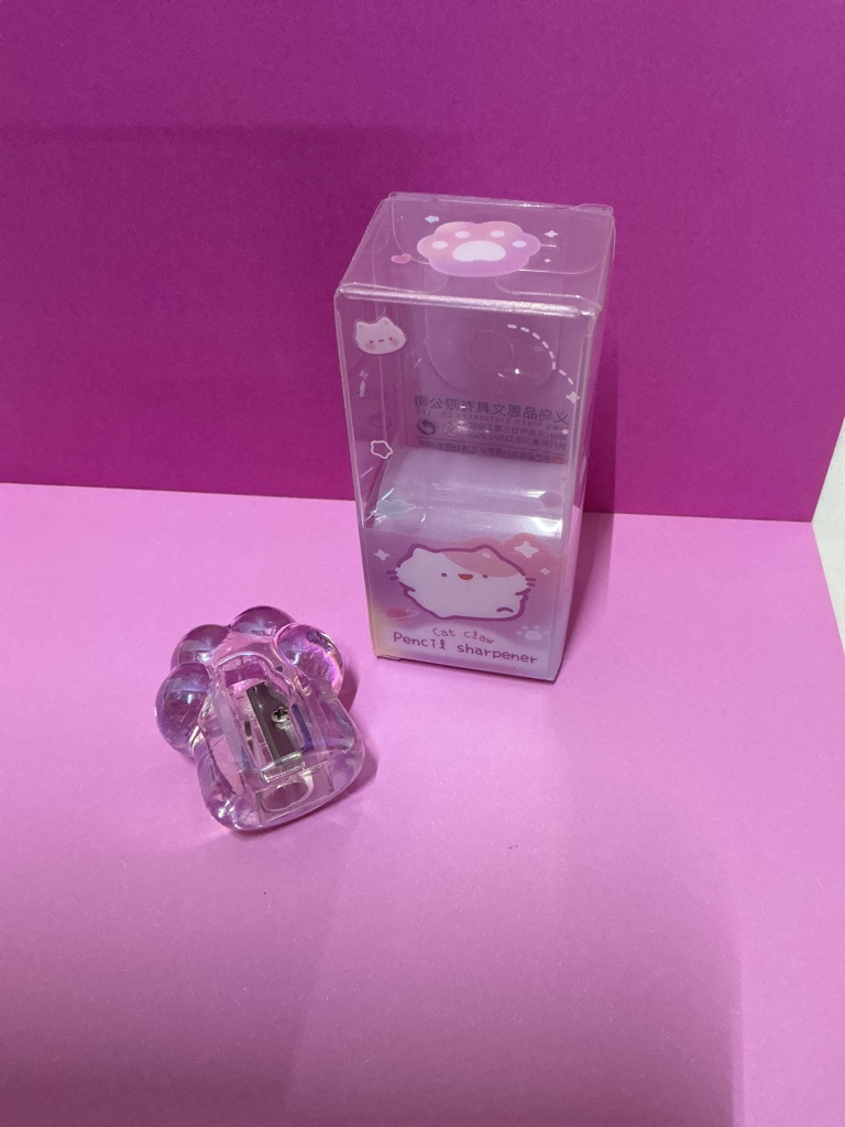 Sacapuntas rosa transparente de huella gatito