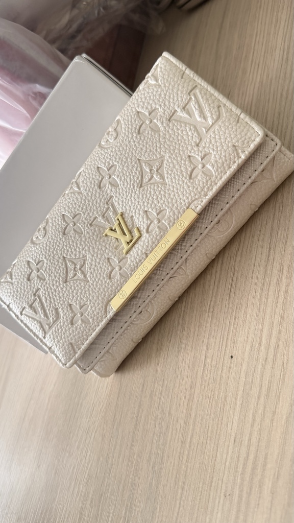 Louis Vuitton cartera beige