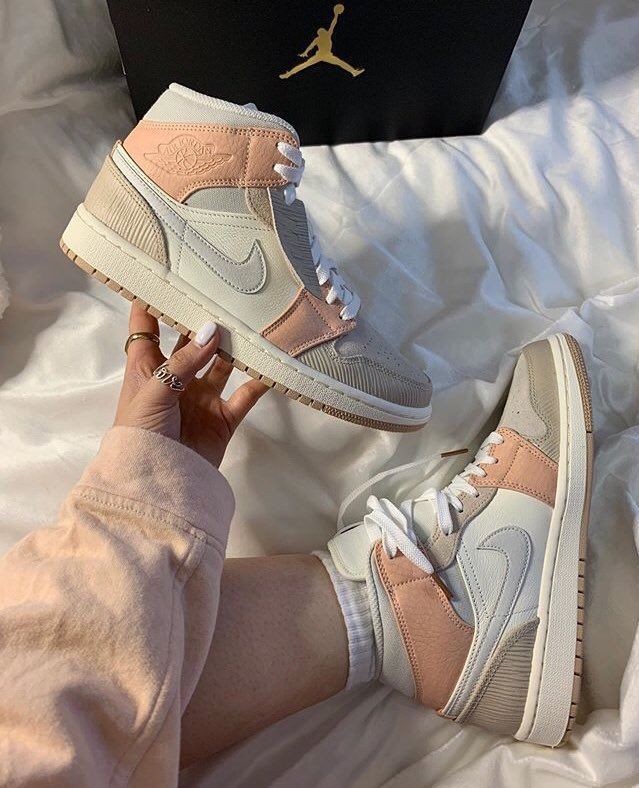 Nike Air Jordan blanco rosado