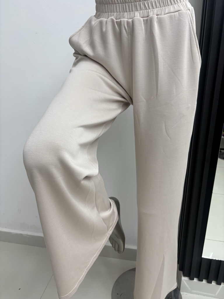 Pantalón beige ancho