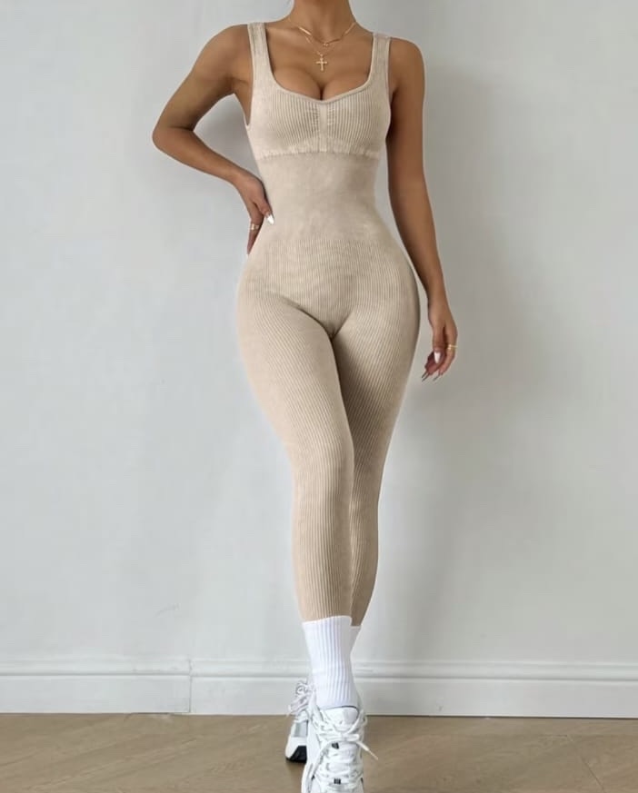 Enterizo beige acanalado talla M