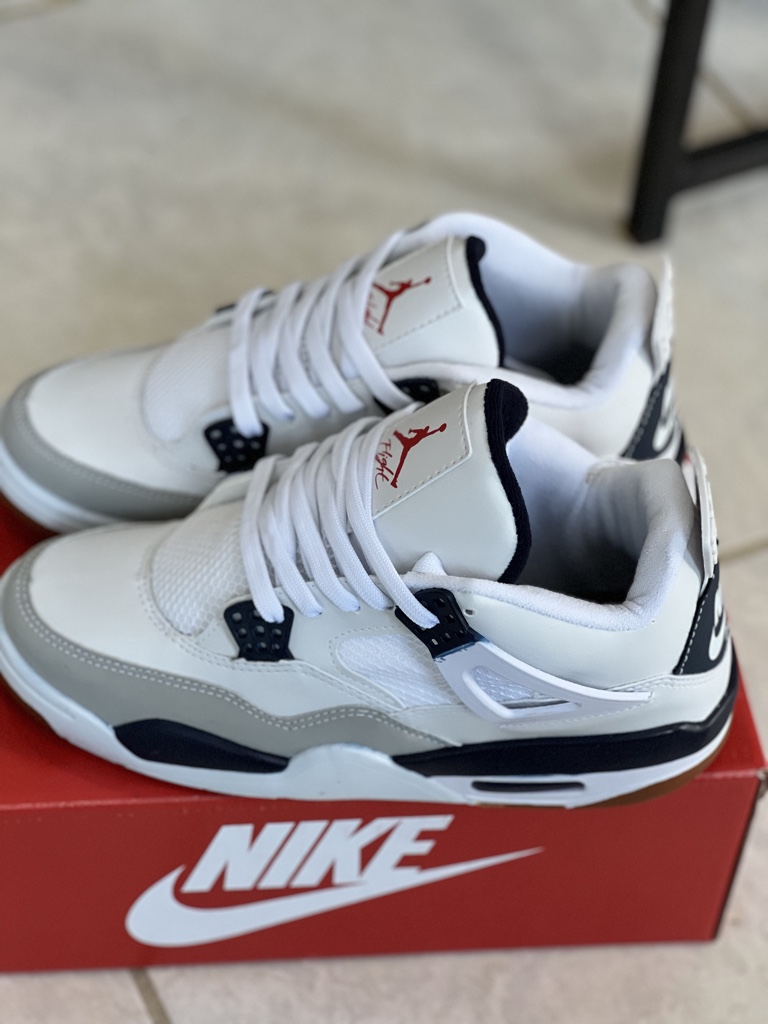 RETRO 4💙🤍