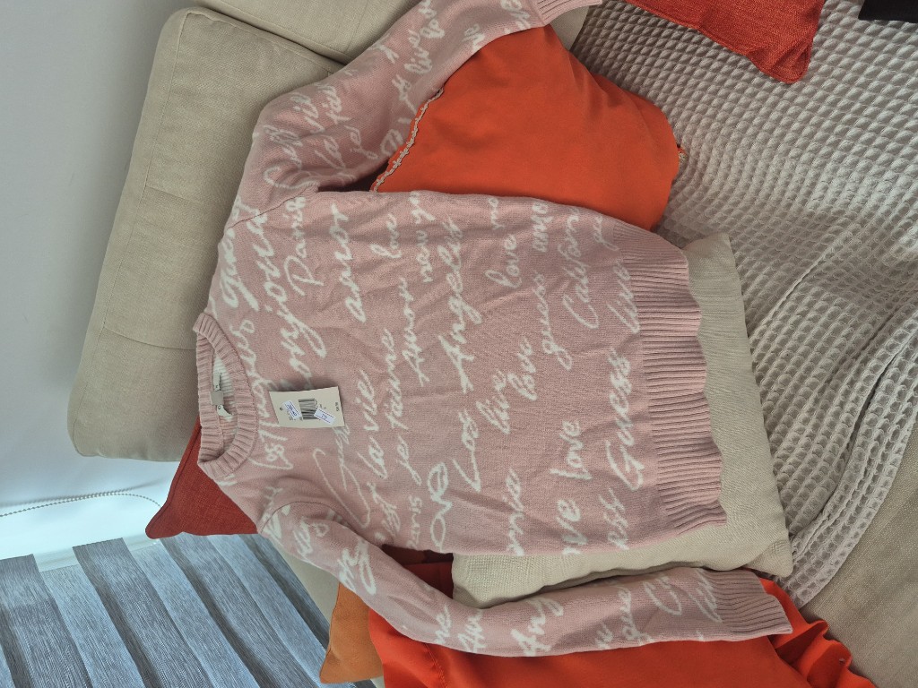 GUESS Sueter rosa letras blancas