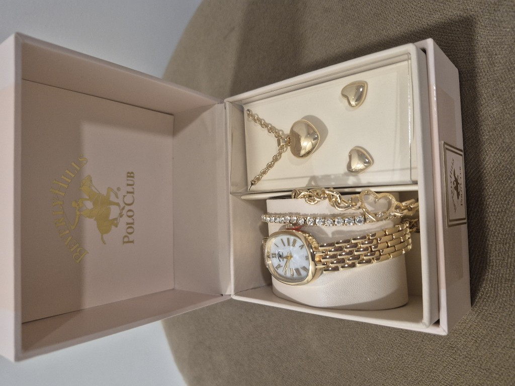 Beverly Hills Polo Club reloj y joyas doradas