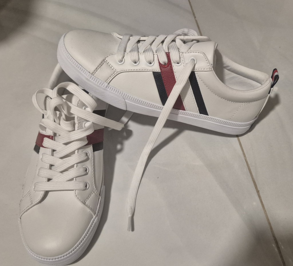 Tommy Hilfiger Tenis blancos con franjas