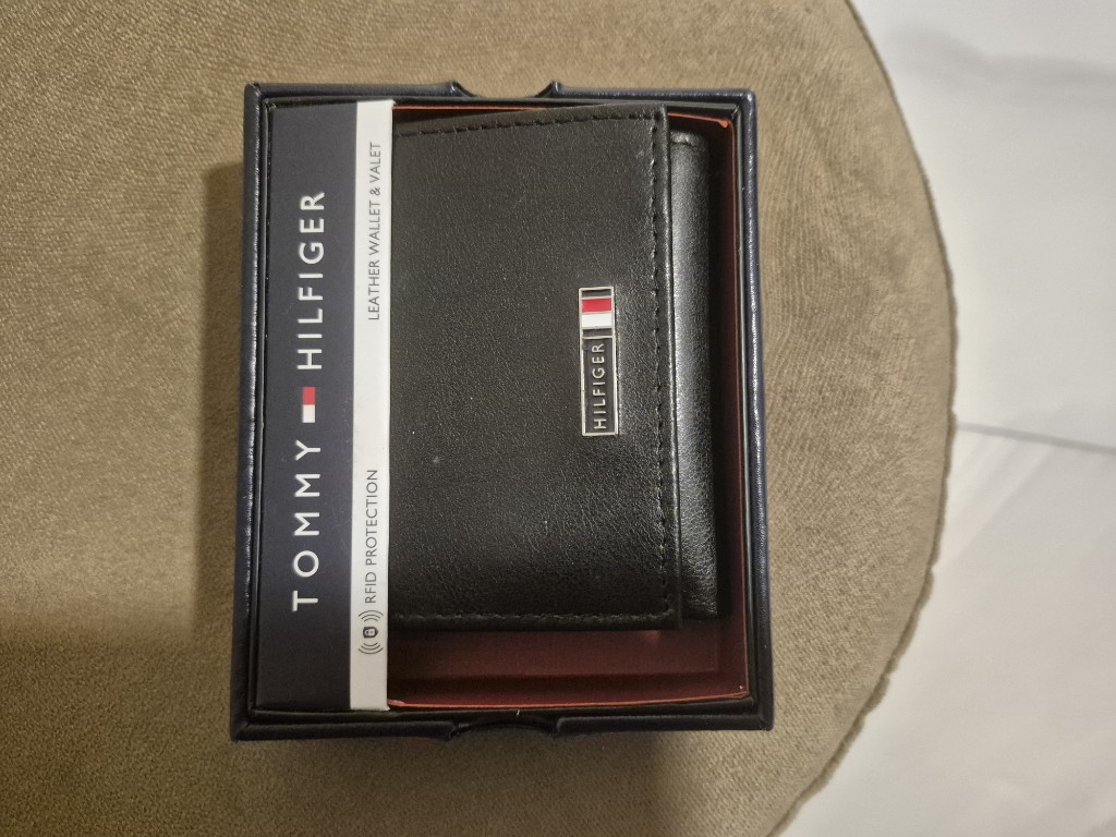 Tommy Hilfiger billetera negra