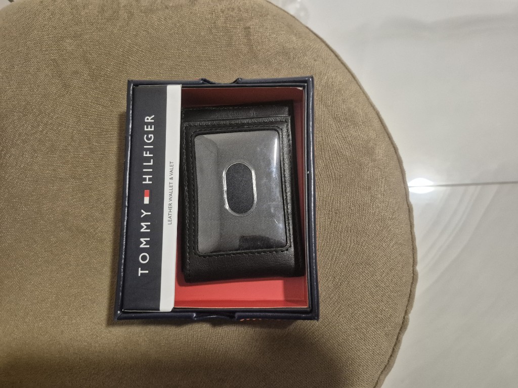 Tommy Hilfiger tarjetera negra