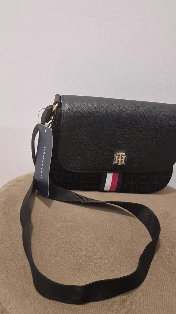 Tommy Hilfiger cartera negra