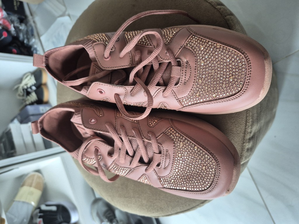 GUESS Tenis rosados brillantes🔥🔥