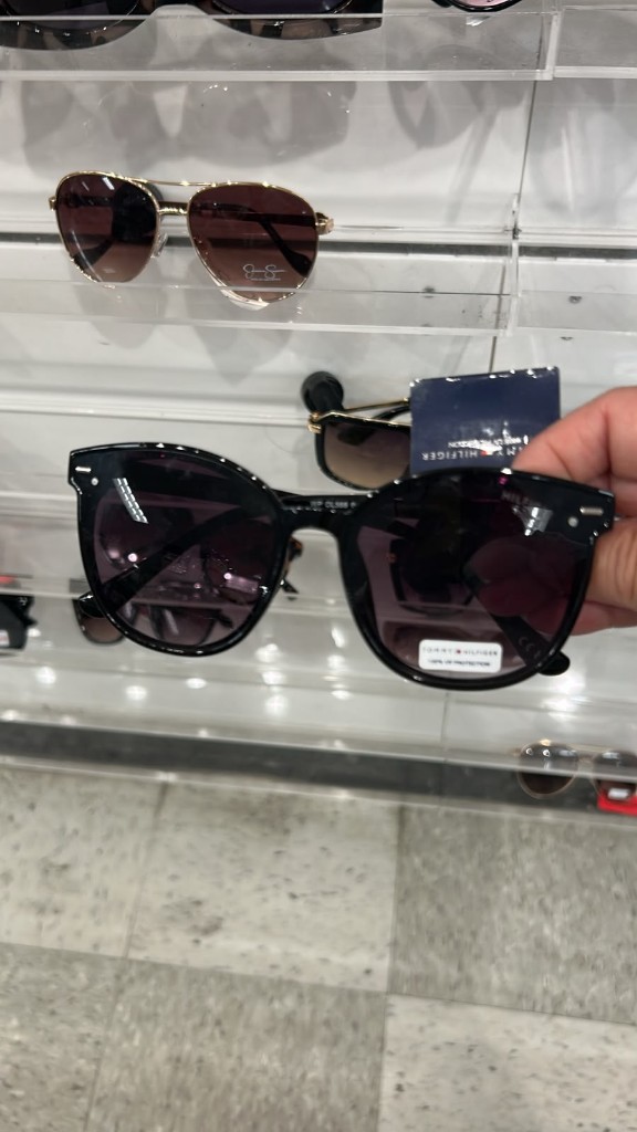 TOMMY HILFIGER LENTES negros de sol
