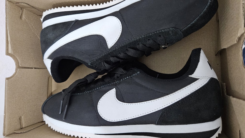 NIKE CORTES NEGROS #7.5