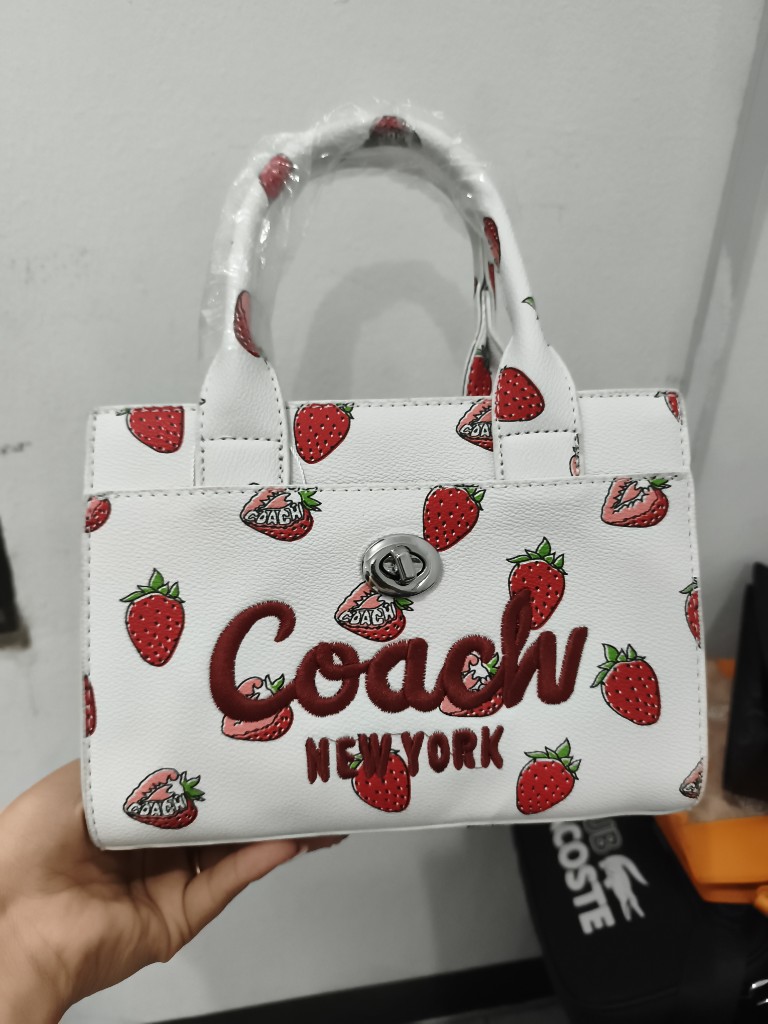 BOLSA COACH BLANCA CON ESTAMPADO FRESA