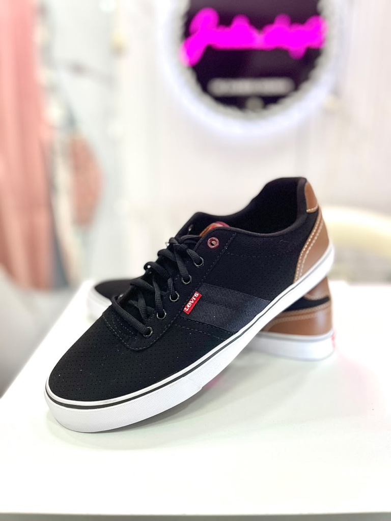 Zapatos Levi’s negros con marrón