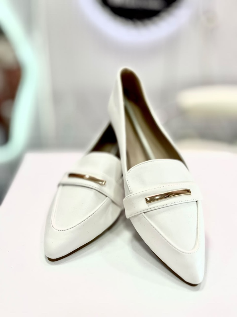 Zapatillas blancas con broche dorado