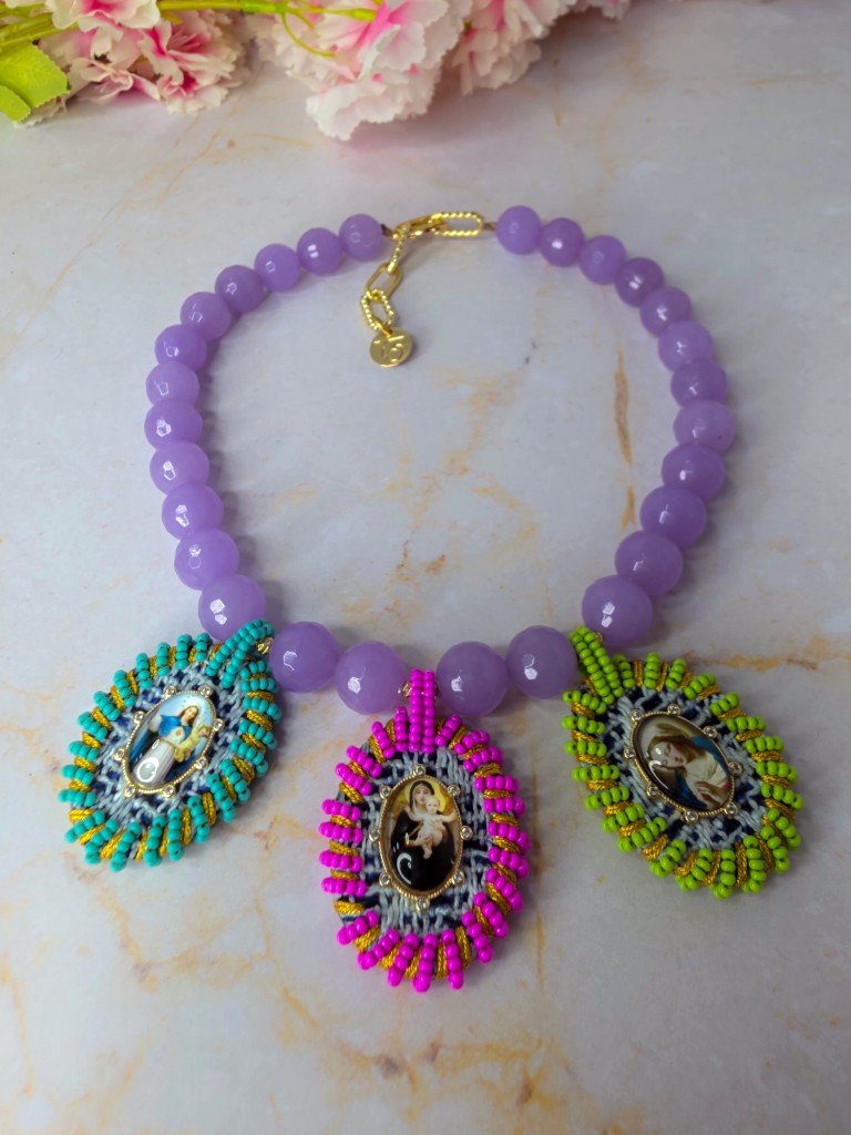 Collar de agatas lila dijes bordados mano con imágenes religiosas