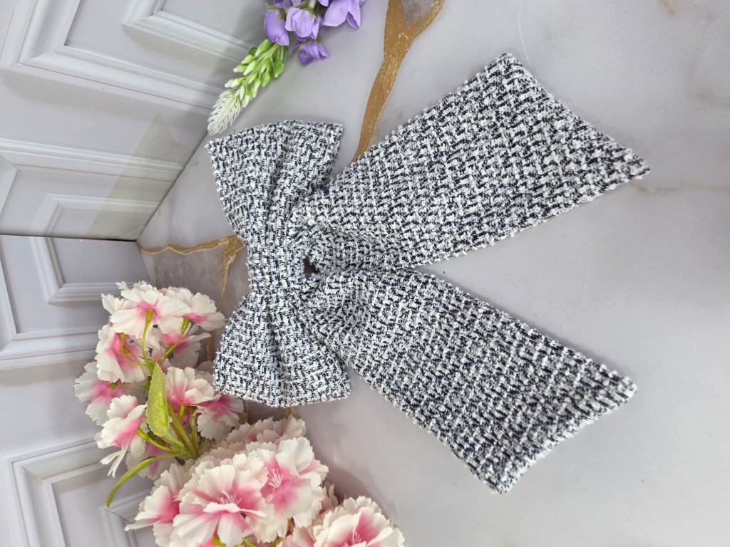 Lazo tweed tonos plateado, negro y blanco.