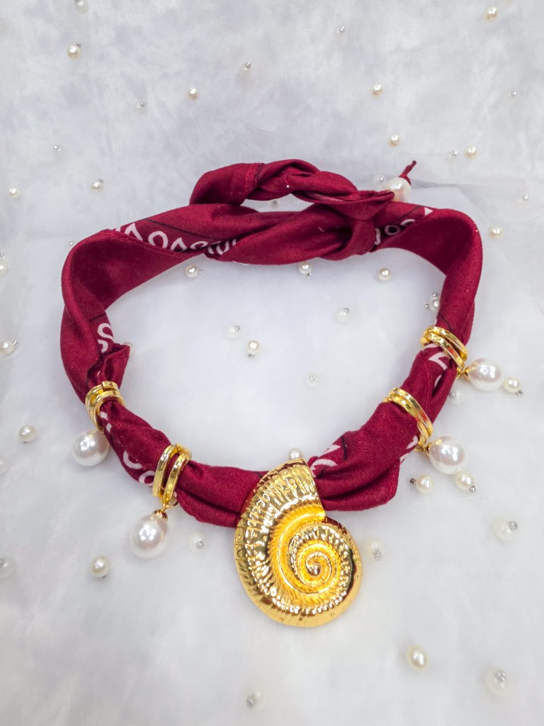 Collar de pañuelo dijes de caracol en baño 18k y perlas