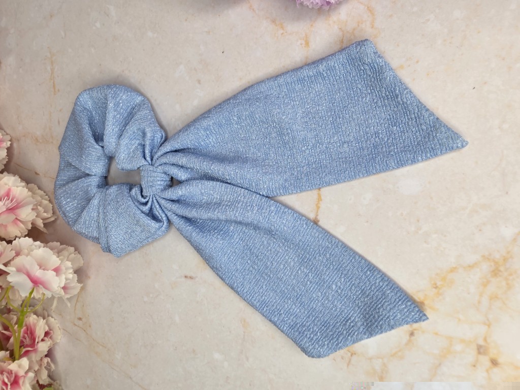 Scrunchie tipo lazo azul celeste