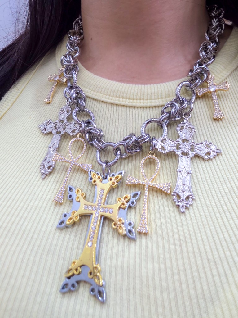 Collar de dijes variados de cruz