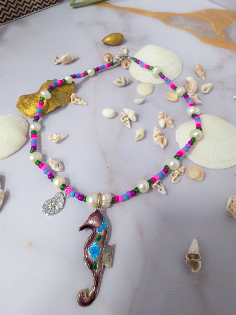 Collar de mostacilla con perlas cultivada dije caballito de mar