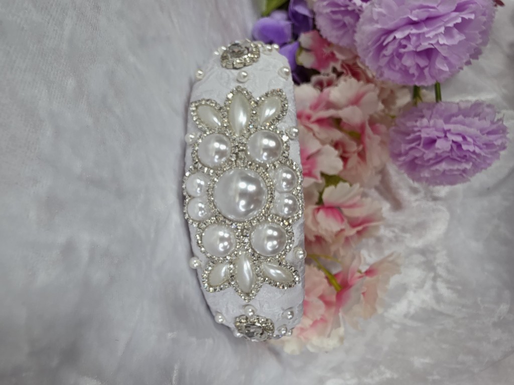 Diadema blanca con apliques plateados bordado con perlas