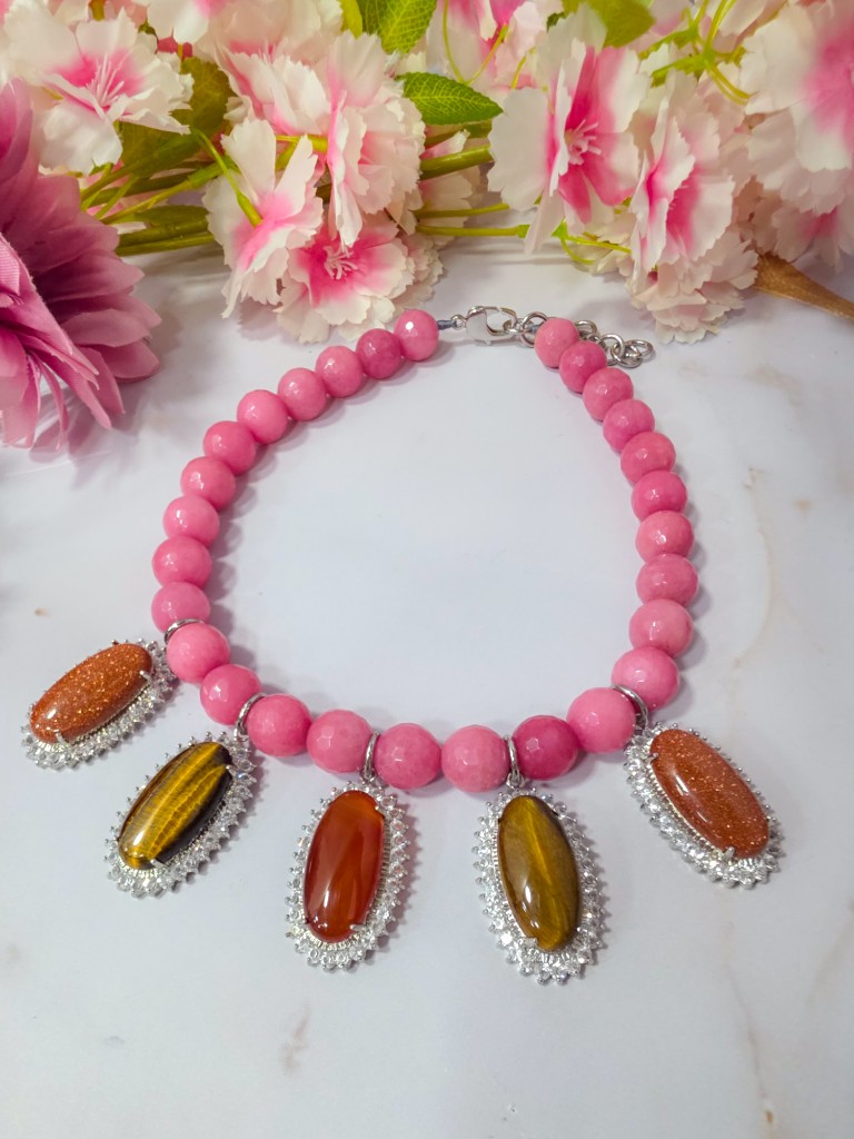 Maxi collar de ágatas dijes ojo de tigre  y lluvia dorada