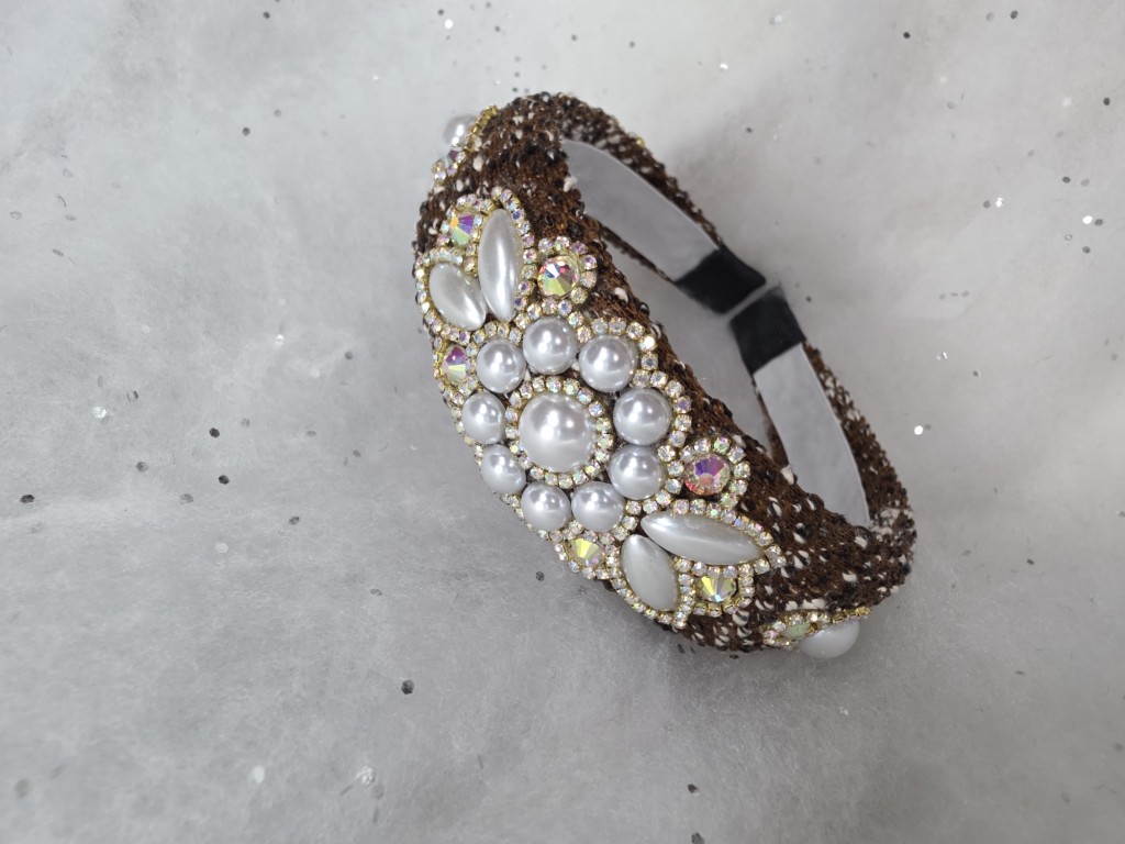 Diadema marron estilo chanel con apliques de perlas