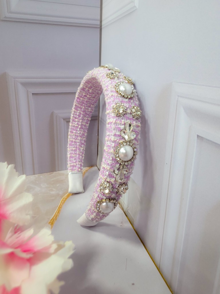 Diadema tipo chanel color lila apliques plateados y perlas