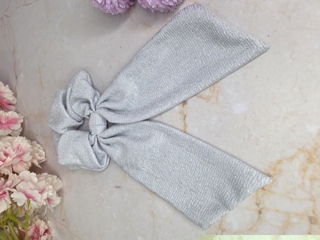 Scrunchie tipo lazo plateado claro