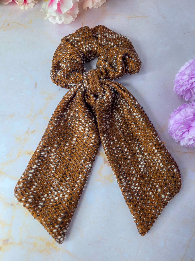Scrunchie tipo lazo tweed marrón