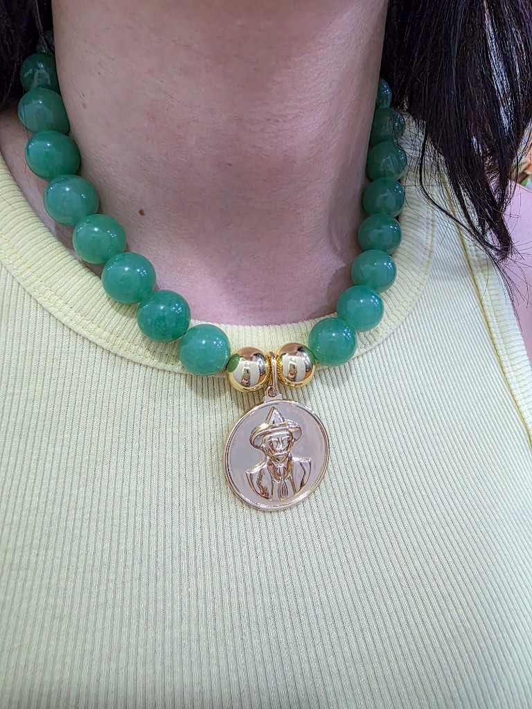 Collar de piedra jade con medalla Jose Gregorio Hernandez