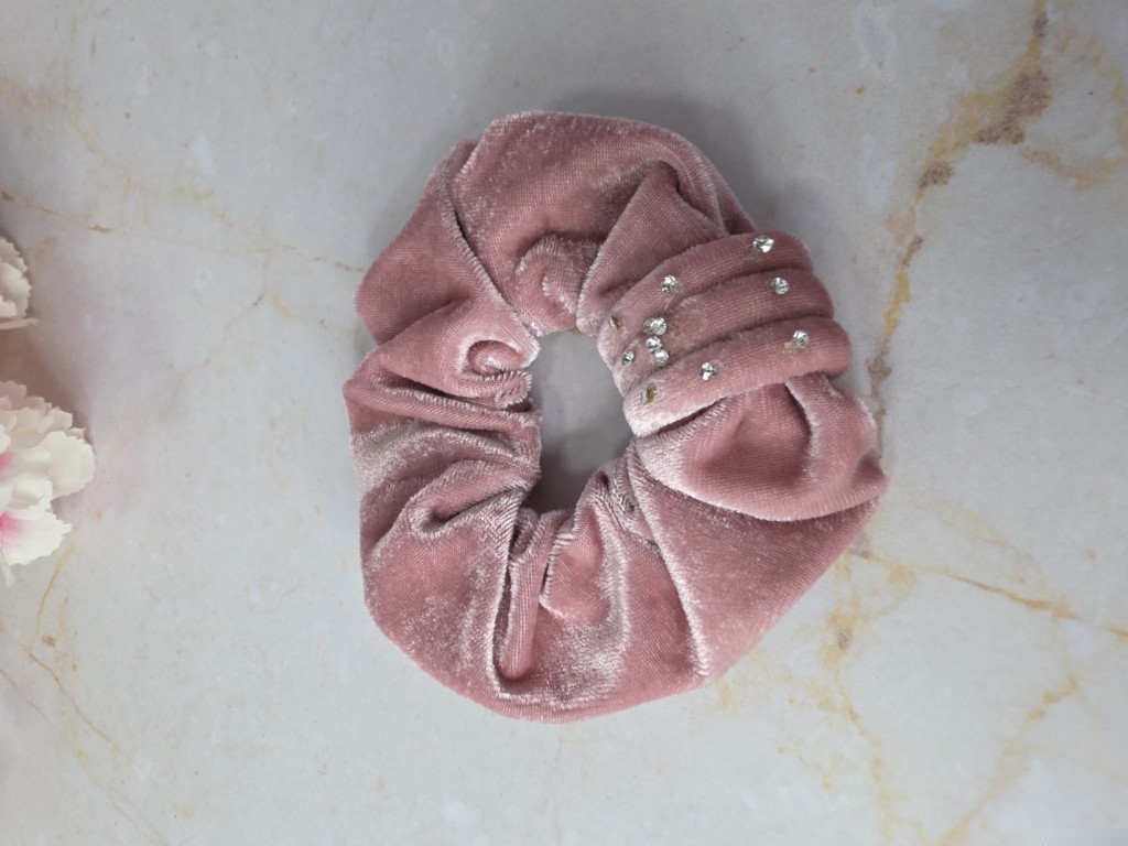 Scrunchie rosa palido con brillantes