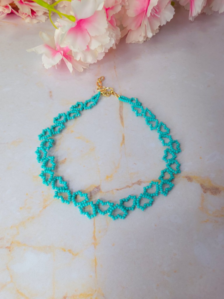Choker de corazones en mostacilla turquesa
