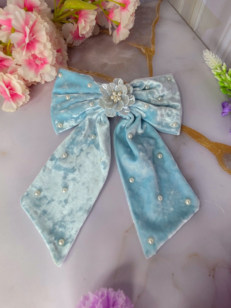 Lazo azul celeste con detalles de perlas y flor