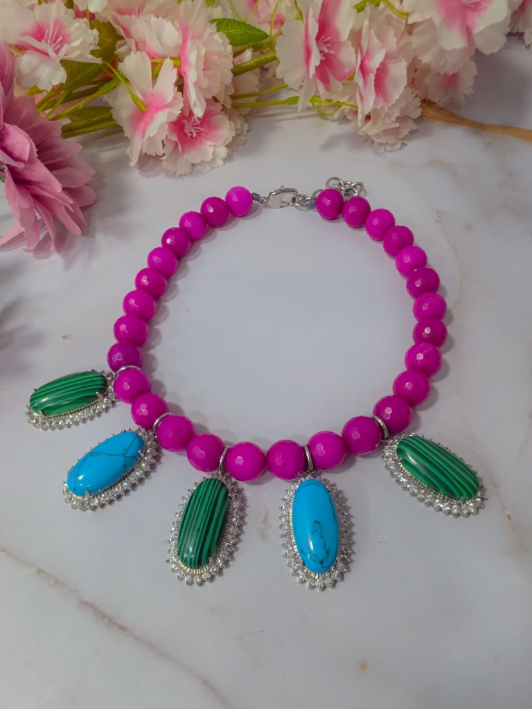 Collar de agatas dijes de turquesa y verde esmeralda