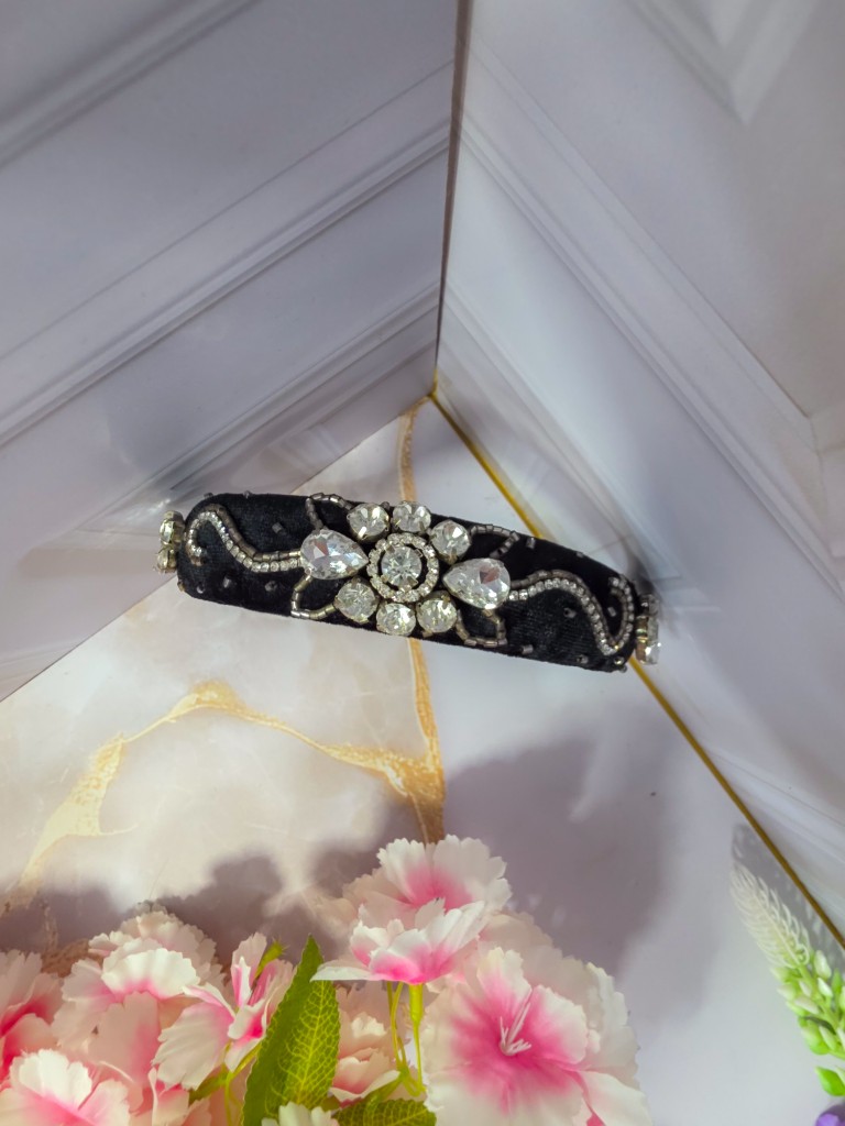 Diadema terciopelo negro con apliques plateados