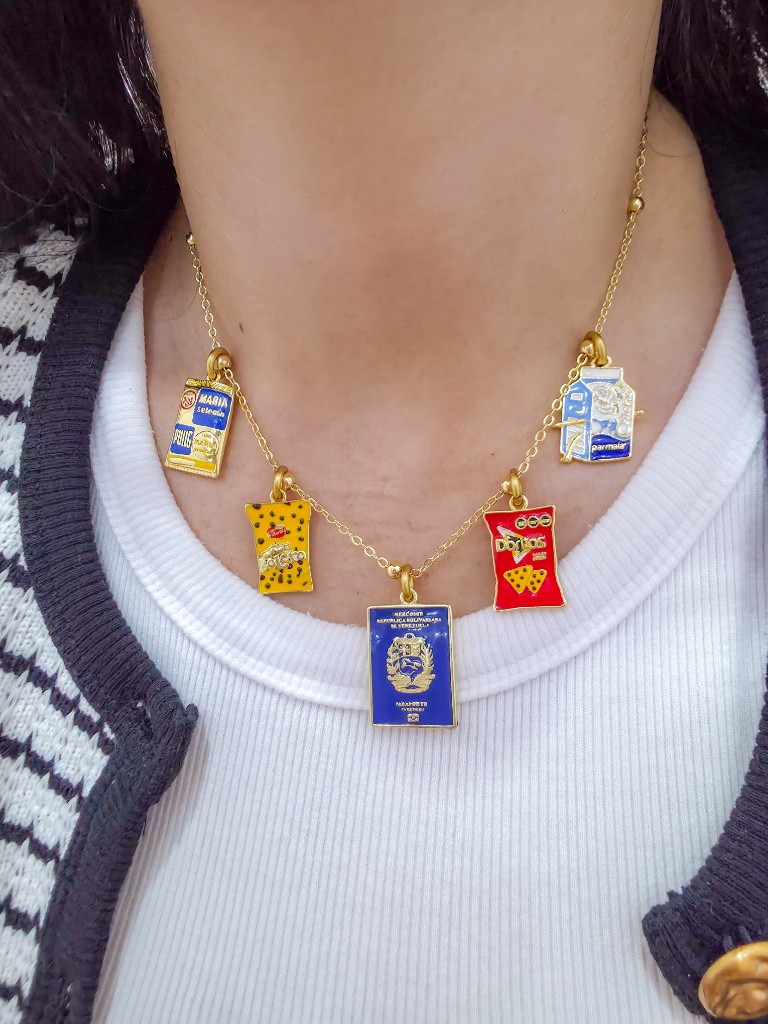 Cadena con dijes venezolanos en baño 18k