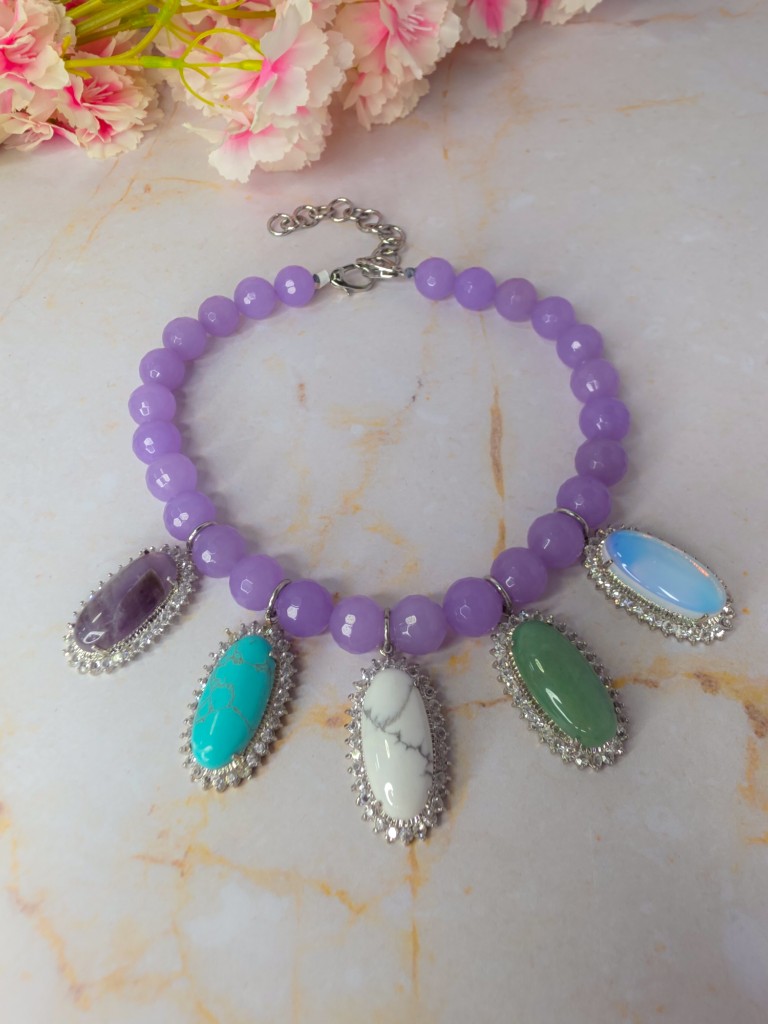 Collar de agatas lila dijes turquesa, jade, amatista ópalo y howlita