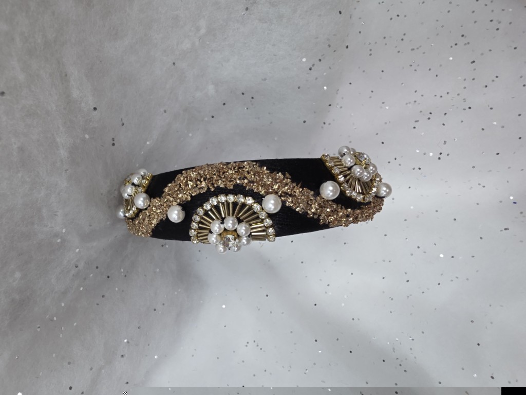 Diadema en terciopelo negro  apliques de perlas y dorado