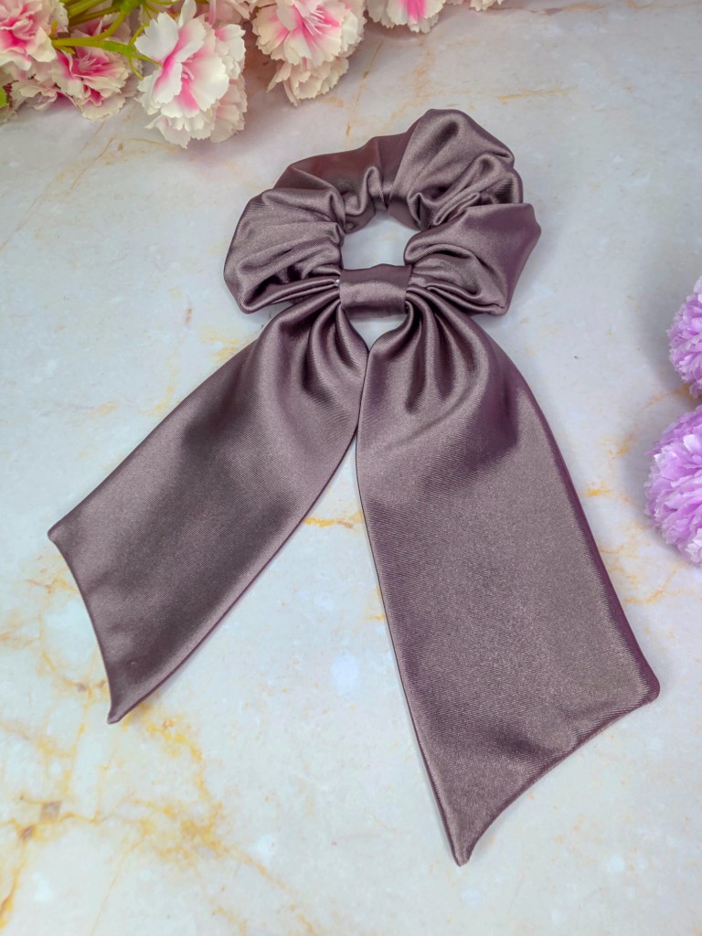 Scrunchie tipo lazo malva oscuro satinado