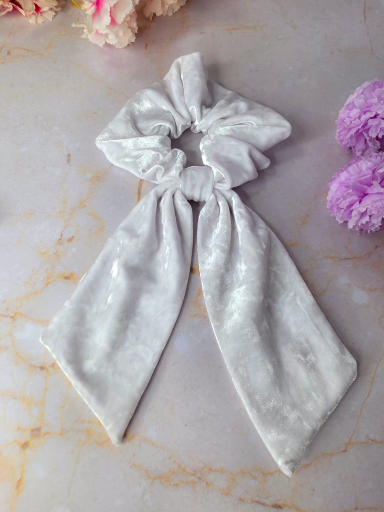 Scrunchie tipo lazo terciopelo blanco