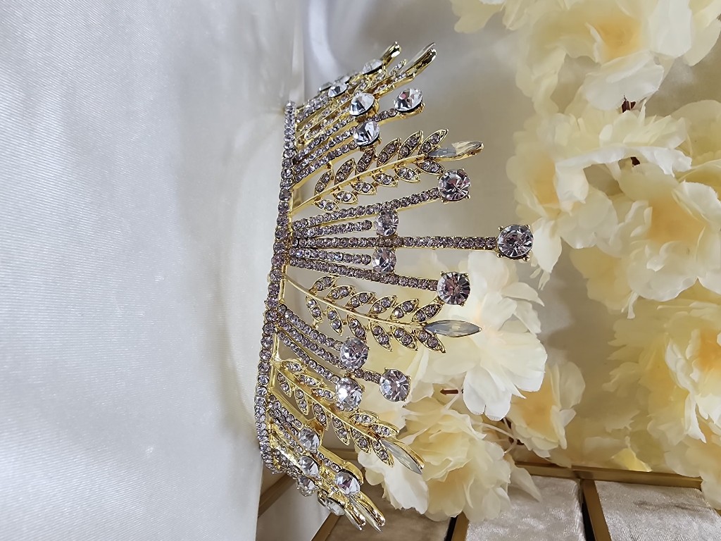 Corona dorada hojas con puntas de cristal gota