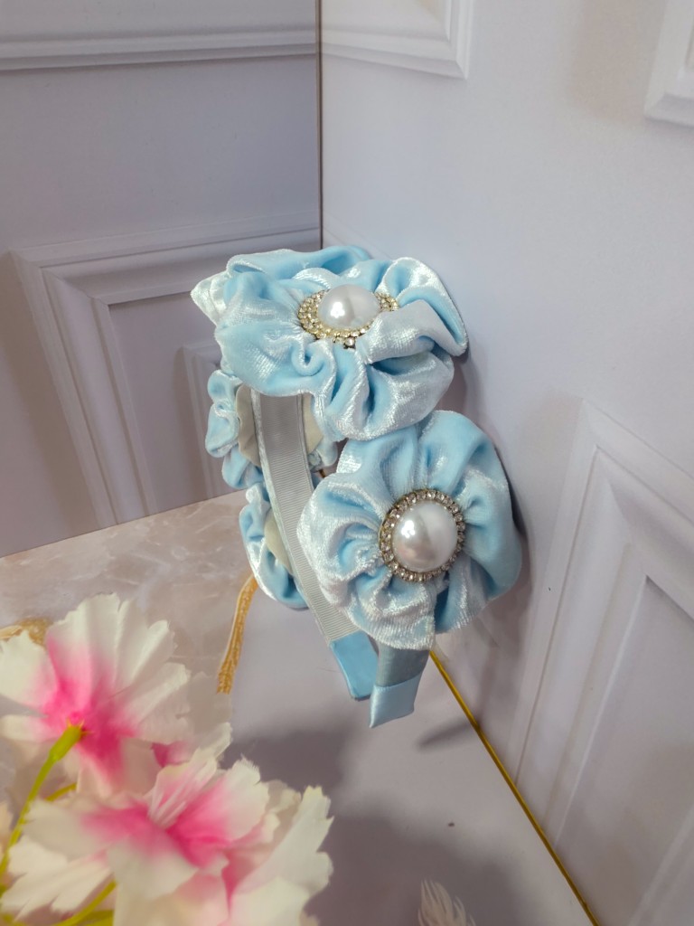 Diadema en terciopelo azul celeste apliques de perla