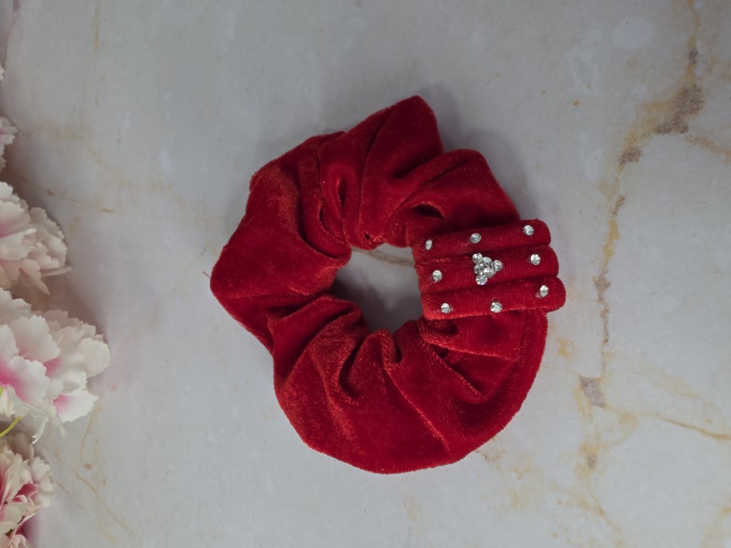 Scrunchie color rojo con brillantes