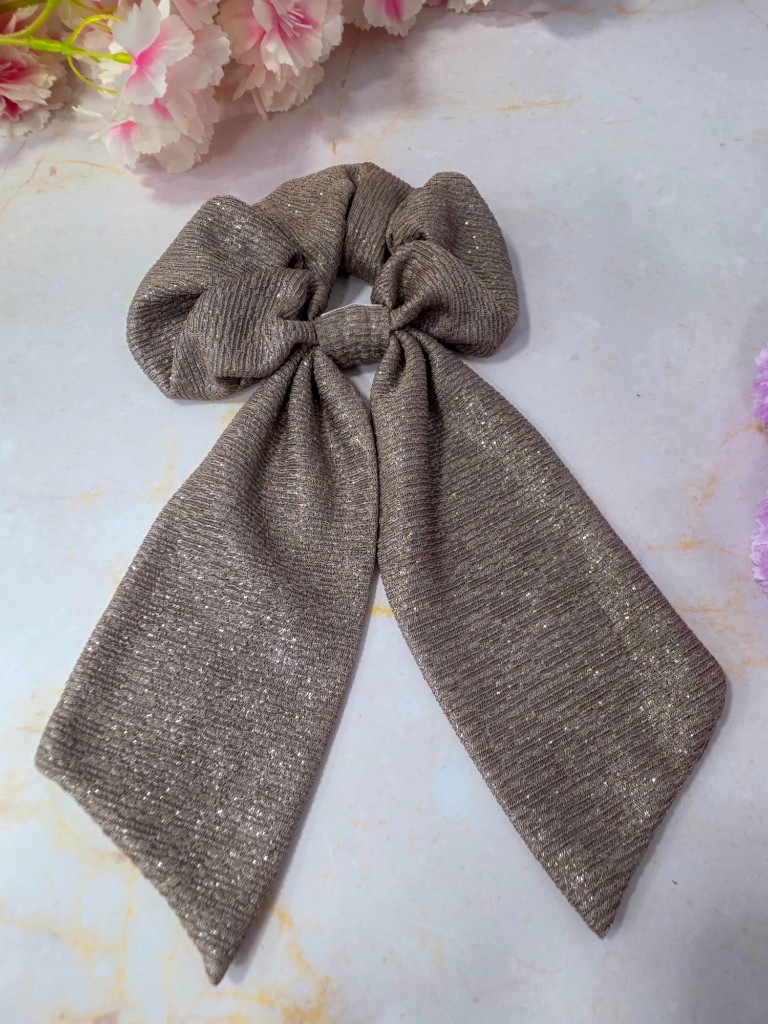 Scrunchie tipo lazo color ocre metalizado
