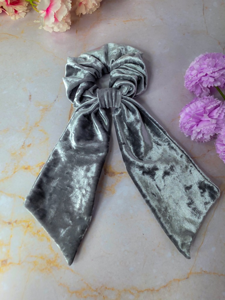 Scrunchie tipo lazo terciopelo plateado