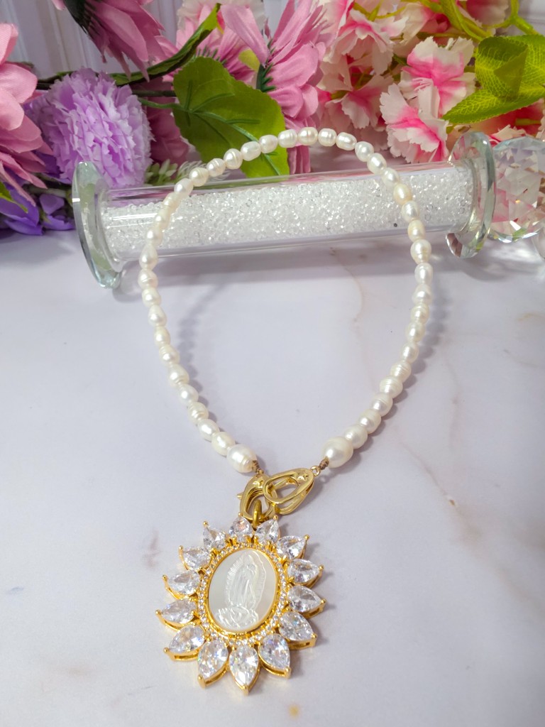 Collar de perlas cultivada dijes de nacar en baño 18k